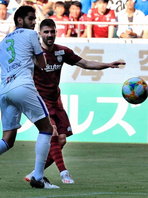 神戸-湘南　後半、神戸・ビジャ（左から２人目）が３点目のゴールを決める（撮影・斎藤雅志）