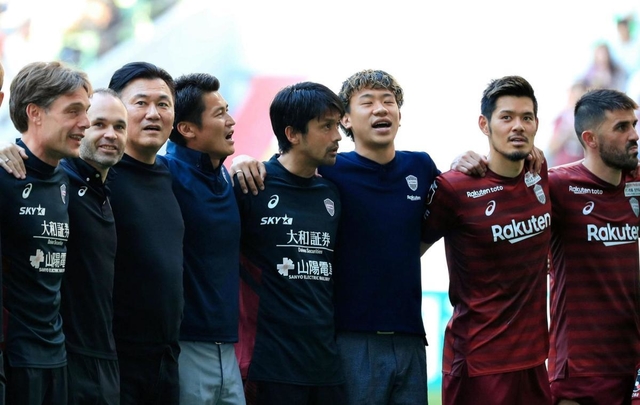 連敗を脱し、肩を組んで喜ぶ神戸のイニエスタ（左から２人目）、三木谷会長（同３人目）、吉田監督（同４人目）ら（撮影・斎藤雅志）