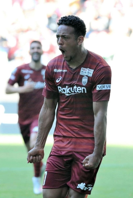 神戸-湘南　後半、先制ゴールを決めて喜ぶ神戸・ウェリントン（撮影・斎藤雅志）