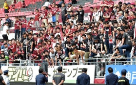 試合後に居残り、三浦淳寛スポーツダイレクターの話を聞く神戸のサポーター＝ノエビアスタジアム神戸（撮影・後藤亮平）