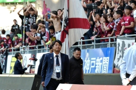 試合後に居残ったサポーターと話をし、その場を後にする神戸の三浦淳寛スポーツダイレクター＝ノエビアスタジアム神戸（撮影・後藤亮平）
