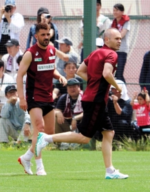 リーグ戦の連敗脱出に向け、活躍が期待される神戸のイニエスタ（右）とビジャ＝15日、神戸市西区、いぶきの森球技場