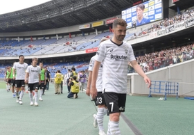 ７連敗でがっくり引き揚げるビジャ（７）ら神戸イレブン（撮影・金田祐二）