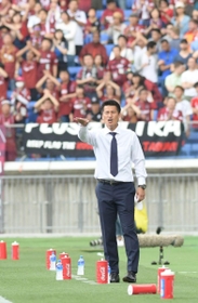 イレブンに指示を出す神戸・吉田孝行監督＝日産スタジアム（撮影・金田祐二）