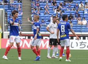 前半、マルコス・ジュニオールに先制ゴールを許し厳しい表情の神戸・ビジャ＝日産スタジアム（撮影・金田祐二）