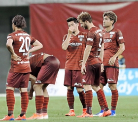 神戸－名古屋　１次リーグ敗退が決まり、肩を落とす山口（中央）ら神戸イレブン（撮影・辰巳直之）