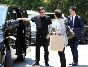 連敗脱出に向け、選手たちを激励した神戸の三木谷浩史会長＝２４日、神戸市西区、いぶきの森球技場