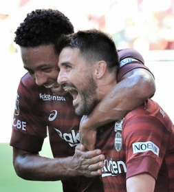 神戸-湘南　後半、神戸・ビジャ（右）が３点目を決め、ウェリントンに祝福される（撮影・斎藤雅志）