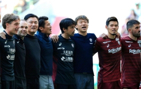 連敗を脱し、肩を組んで喜ぶ神戸のイニエスタ（左から２人目）、三木谷会長（同３人目）、吉田監督（同４人目）ら（撮影・斎藤雅志）