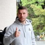 報道陣の呼び掛けにポーズを取る神戸のポドルスキ。謹慎が明けて練習に参加した＝神戸市西区、いぶきの森球技場