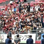 試合後に居残り、三浦淳寛スポーツダイレクターの話を聞く神戸のサポーター＝ノエビアスタジアム神戸（撮影・後藤亮平）