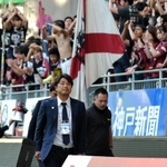試合後に居残ったサポーターと話をし、その場を後にする神戸の三浦淳寛スポーツダイレクター＝ノエビアスタジアム神戸（撮影・後藤亮平）