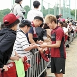 ファンと交流する神戸の三田（手前右）＝神戸市西区、いぶきの森球技場