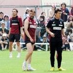 一般公開練習で選手に指示を飛ばす神戸の吉田監督（右）＝神戸市西区、いぶきの森球技場