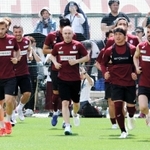 一般公開練習でランニングする神戸イレブン＝神戸市西区、いぶきの森球技場