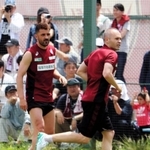 リーグ戦の連敗脱出に向け、活躍が期待される神戸のイニエスタ（右）とビジャ＝15日、神戸市西区、いぶきの森球技場