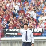 イレブンに指示を出す神戸・吉田孝行監督＝日産スタジアム（撮影・金田祐二）
