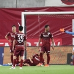 神戸-名古屋　後半２６分、決勝ゴールを奪われ、悔しがるＧＫ吉丸絢梓（右から２人目）ら神戸イレブン＝神戸市兵庫区、ノエビアスタジアム神戸（撮影・辰巳直之）