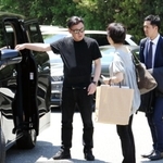 連敗脱出に向け、選手たちを激励した神戸の三木谷浩史会長＝神戸市西区、いぶきの森球技場