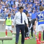 劣勢に厳しい表情の神戸・吉田孝行監督＝日産スタジアム（撮影・金田祐二）