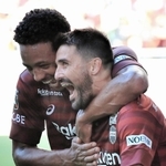 神戸-湘南　後半、神戸・ビジャ（右）が３点目を決め、ウェリントンに祝福される（撮影・斎藤雅志）