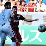 神戸-湘南　後半、神戸・ビジャ（左から２人目）が３点目のゴールを決める（撮影・斎藤雅志）