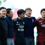 連敗を脱し、肩を組んで喜ぶ神戸のイニエスタ（左から２人目）、三木谷会長（同３人目）、吉田監督（同４人目）ら（撮影・斎藤雅志）