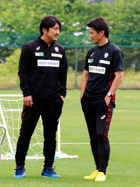 神戸の練習中に吉田監督（右）に話しかける三浦スポーツダイレクター＝５月２９日午前、神戸市西区、いぶきの森球技場