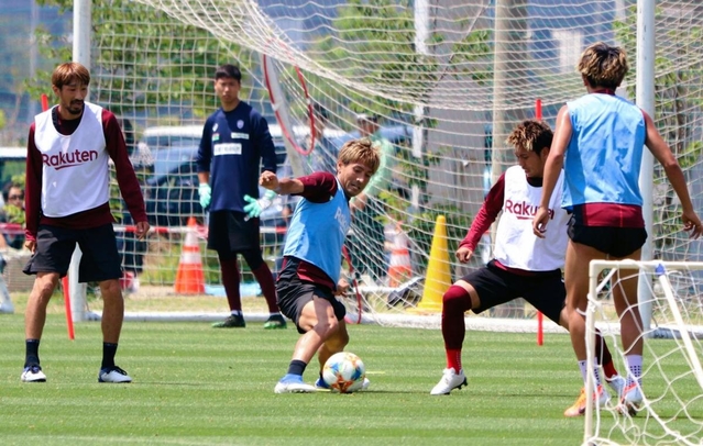ボールを奪い合う神戸の小川（右から２人目）と田中（中央）