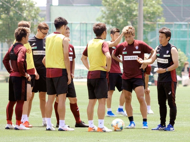 選手たちに指示を飛ばす神戸の吉田監督（右端）