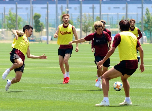 ミニゲームでシュート体勢に入る神戸の三田（左から３人目）