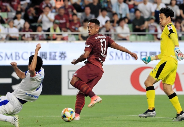 神戸-大分　前半、ウェリントンが２点目を決める＝神戸市兵庫区御崎町１、ノエビアスタジアム神戸（撮影・鈴木雅之）