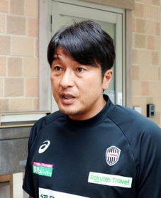 監督交代などについて説明する神戸の三浦スポーツダイレクター＝神戸市西区、いぶきの森球技場