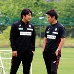 神戸の練習中に吉田監督（右）に話しかける三浦スポーツダイレクター＝５月２９日午前、神戸市西区、いぶきの森球技場