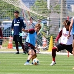 ボールを奪い合う神戸の小川（右から２人目）と田中（中央）