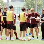 選手たちに指示を飛ばす神戸の吉田監督（右端）