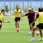 ミニゲームでシュート体勢に入る神戸の三田（左から３人目）