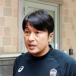 監督交代などについて説明する神戸の三浦スポーツダイレクター＝神戸市西区、いぶきの森球技場