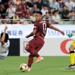 神戸-大分　前半、ウェリントンが２点目を決める＝神戸市兵庫区御崎町１、ノエビアスタジアム神戸（撮影・鈴木雅之）