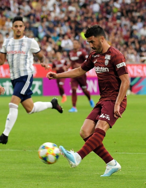 神戸-横浜ＦＭ　前半、ビジャがシュートを放つも惜しくも枠を外れる＝ノエビアスタジアム神戸（撮影・後藤亮平）