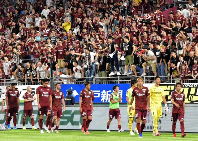 神戸-横浜ＦＭ　完敗で３連敗となり、サポーターから激しいブーイングを浴びて引き上げる神戸の選手＝ノエビアスタジアム神戸（撮影・後藤亮平）