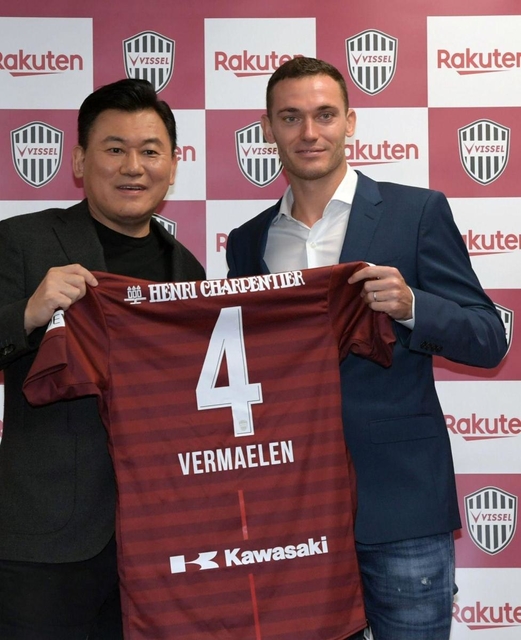 神戸への加入が決まり、三木谷会長（左）と背番号４のユニホームを掲げるフェルマーレン＝神戸市兵庫区、ノエビアスタジアム神戸（撮影・後藤亮平）