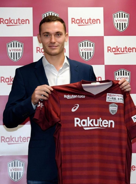 神戸への入団が決まり、ユニホームを掲げるベルギー代表のフェルマーレン＝ノエビアスタジアム神戸（撮影・後藤亮平）