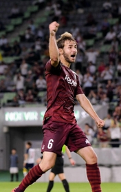 神戸-北九州　後半、神戸はサンペールが来日初ゴールを挙げ、４-０とリードを広げる（撮影・後藤亮平）