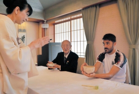 作法を教わりながら抹茶を飲むビジャ（右）＝神戸市中央区下山手通１、生田神社