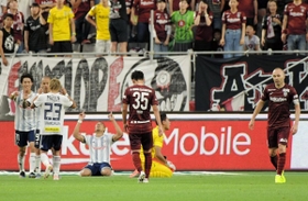 神戸-横浜ＦＭ　前半、失点して肩を落とすイニエスタ（右）ら神戸の選手＝ノエビアスタジアム神戸