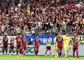 神戸-横浜ＦＭ　完敗で３連敗となり、サポーターから激しいブーイングを浴びて引き上げる神戸の選手＝ノエビアスタジアム神戸（撮影・後藤亮平）