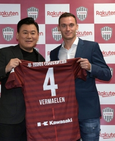 神戸への加入が決まり、三木谷会長（左）と背番号４のユニホームを掲げるフェルマーレン＝神戸市兵庫区、ノエビアスタジアム神戸（撮影・後藤亮平）