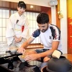 茶せんで茶をたてるビジャ（右）＝神戸市中央区下山手通１、生田神社