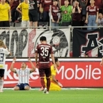 神戸-横浜ＦＭ　前半、失点して肩を落とすイニエスタ（右）ら神戸の選手＝ノエビアスタジアム神戸